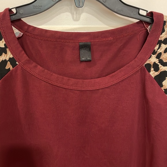 Women's Plus SHEIN Emery Rose Maroon Leopard Burgundy Cheetah Print Sleeve Shirt - Picture 4 of 8